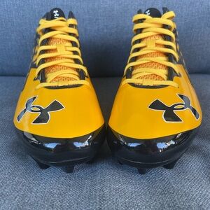 Men’s size 10.5 under amour cleats. Black and yellow brand new never worn